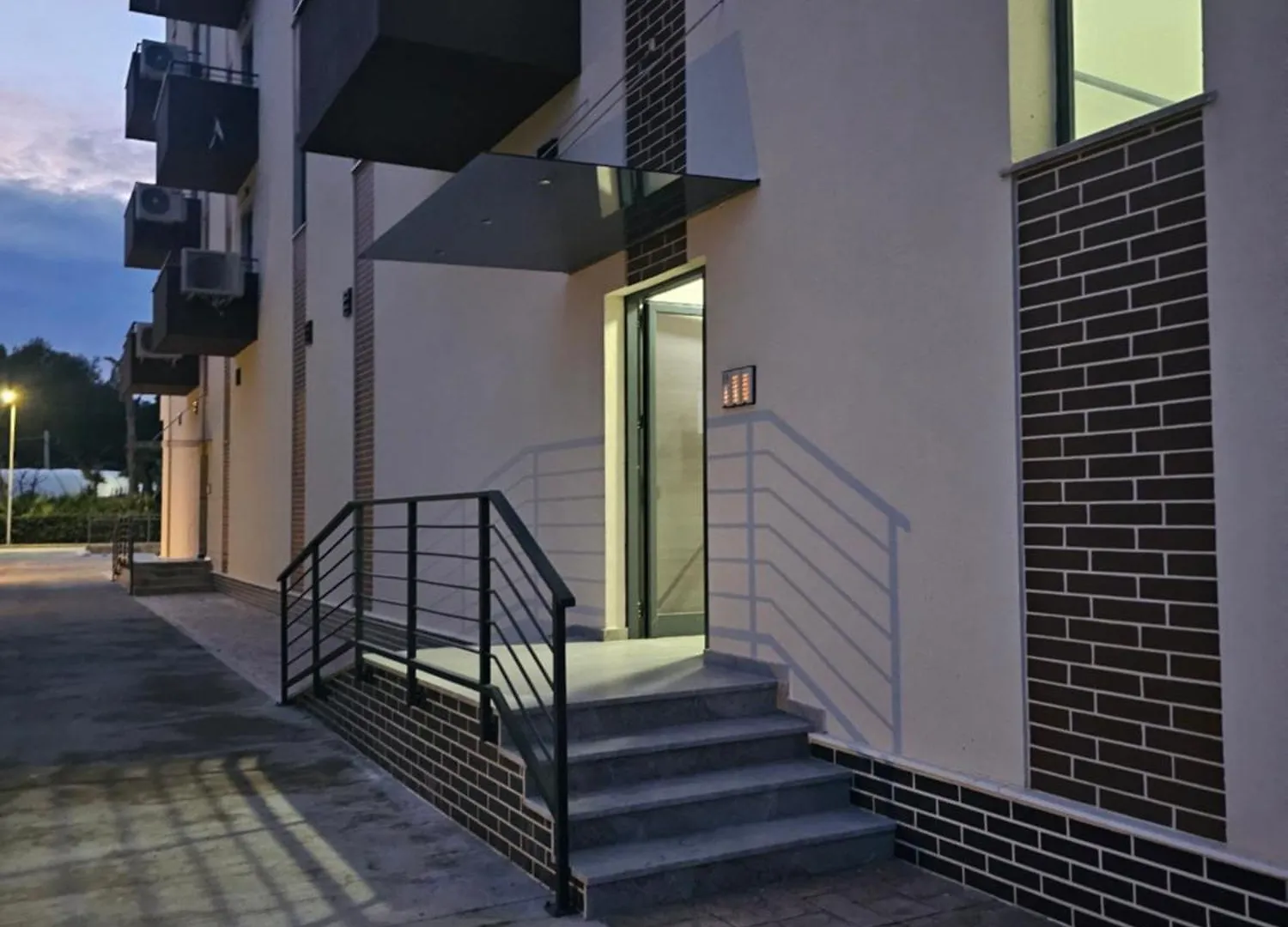 Andi\'S Apartment contacts
